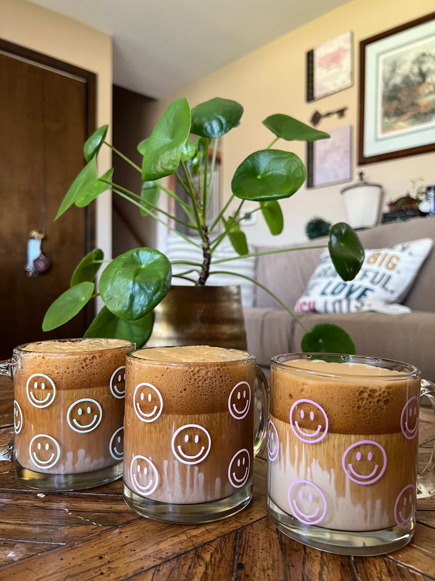 Smiley Face Outline Glass Mug